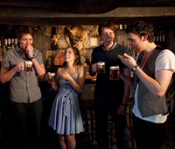 cast of Harry Potter drink butter beer in Hogshead pub