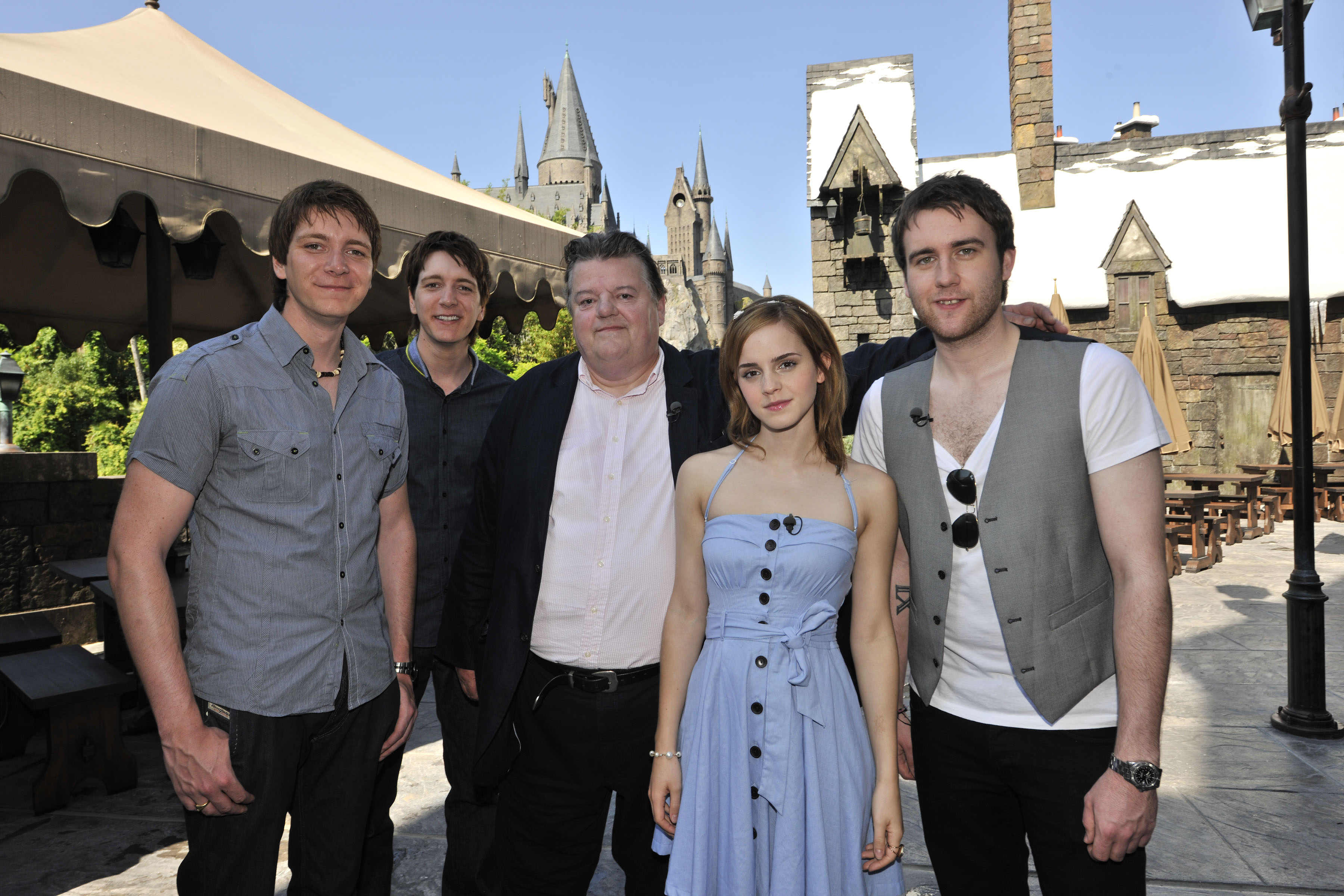 Harry Potter Cast Visits the Wizarding World Desktop Wallpaper