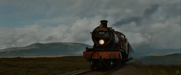 Hogwarts express train from Harry Potter and the Deathly Hallows wallpaper