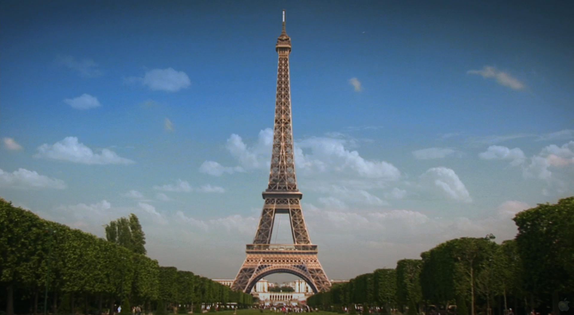 The Eiffel Tower in Paris Desktop Wallpaper