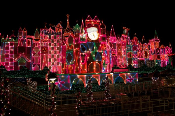 It's a Small World attraction at Disneyland at night decorated for Christmas wallpaper