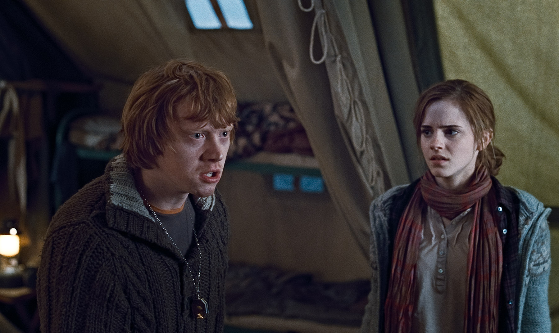 http://simplywallpaper.net/pictures/2010/10/07/Ron-Hermione-Harry-Potter-Deathly-Hallows-Wallpaper.jpg